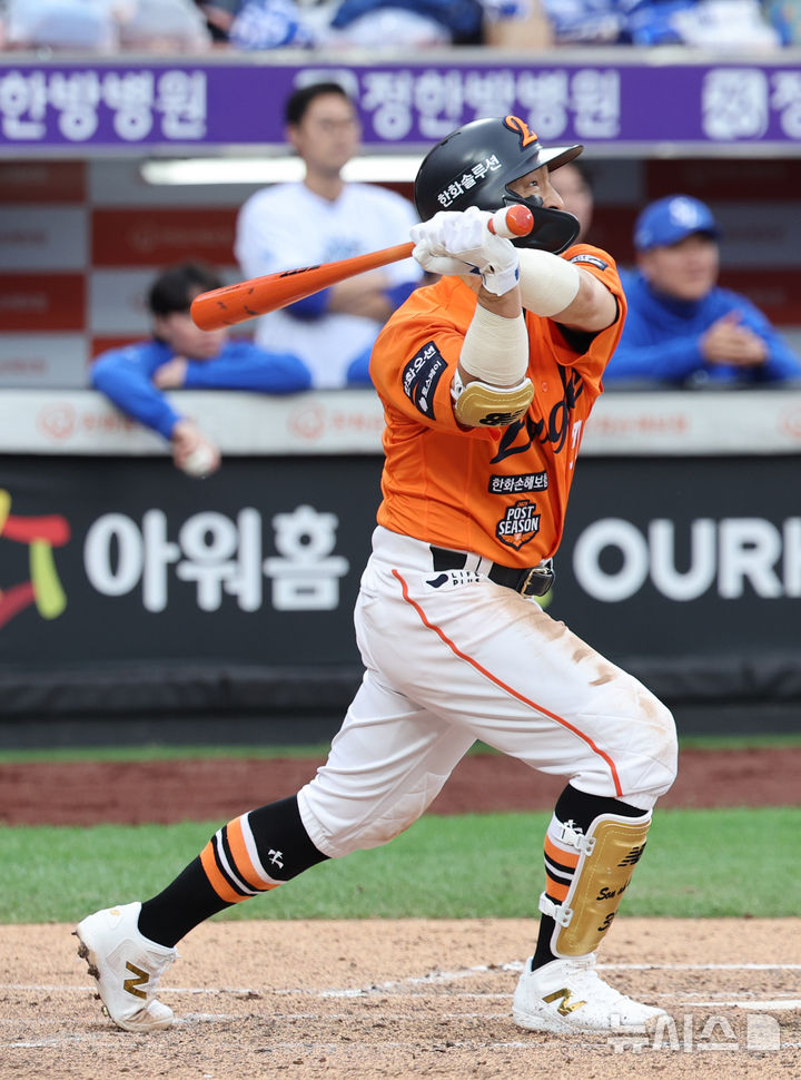 [대전=뉴시스] 김진아 기자 = 18일 대전 중구 한화생명볼파크에서 열린 2025 KBO 포스트시즌 플레이오프 1차전 삼성 라이온즈와 한화 이글스의 경기, 6회말 무사 한화 손아섭이 동점 1타점 2루타를 치고 있다. 2025.10.18. bluesoda@newsis.com