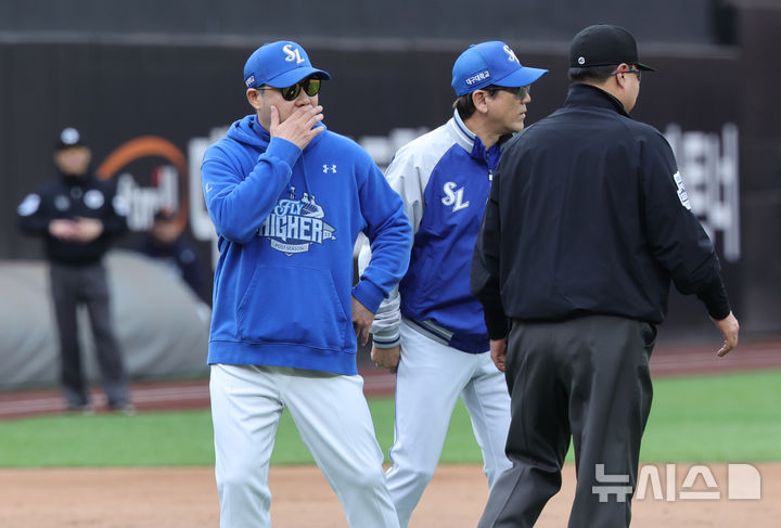 [대전=뉴시스] 김진아 기자 = 18일 대전 중구 한화생명볼파크에서 열린 2025 KBO 포스트시즌 플레이오프 1차전 삼성 라이온즈와 한화 이글스의 경기, 5회말 무사 1루 삼성 2루수 류지혁이 수비 중 넘어져 고통을 호소하자 삼성 박진만 감독이 그라운드로 올라와 상황을 확인하고 있다. 2025.10.18. bluesoda@newsis.com