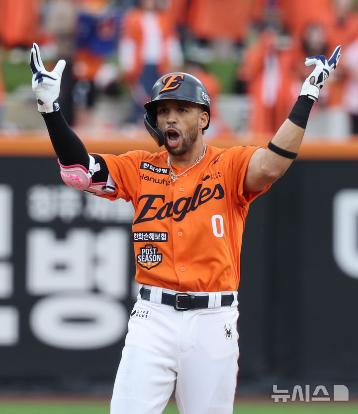 [대전=뉴시스] 김진아 기자 = 18일 대전 중구 한화생명볼파크에서 열린 2025 KBO 포스트시즌 플레이오프 1차전 삼성 라이온즈와 한화 이글스의 경기, 6회말 무사 2루 한화 리베라토가 1루타를 친 뒤 우익수 실책으로 2루까지 진루, 세리머니를 하고 있다. 2025.10.18. bluesoda@newsis.com