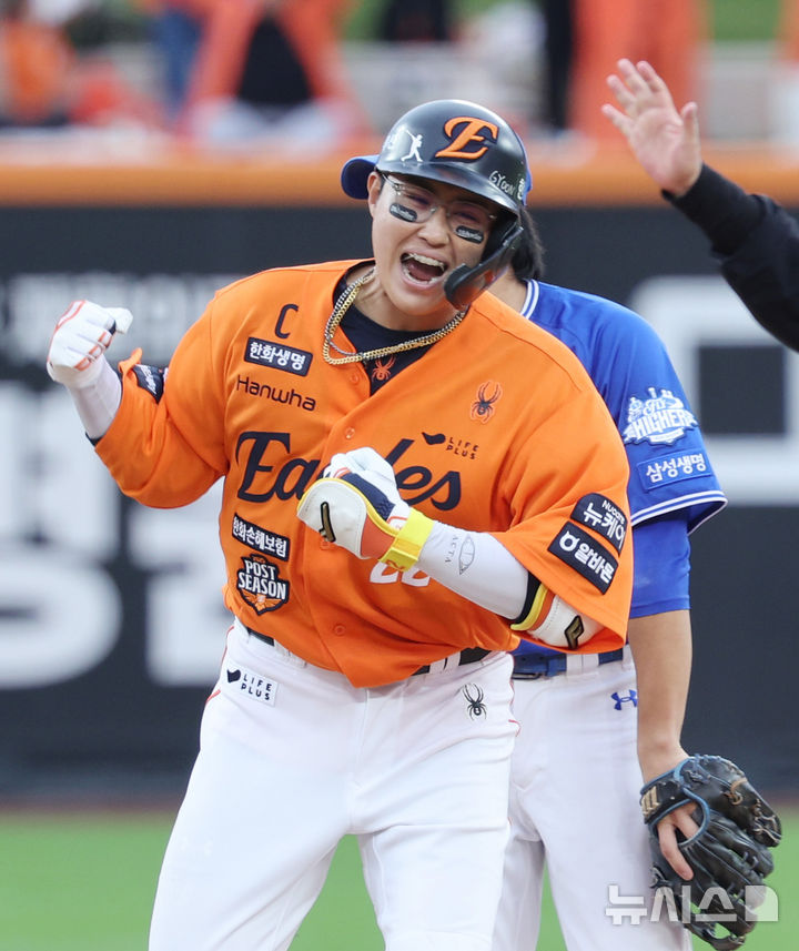 [대전=뉴시스] 김진아 기자 = 18일 대전 중구 한화생명볼파크에서 열린 2025 KBO 포스트시즌 플레이오프 1차전 삼성 라이온즈와 한화 이글스의 경기, 6회말 2사 2,3루 한화 채은성이 재역전 2타점 1루타를 친 뒤 기뻐하고 있다. 2025.10.18. bluesoda@newsis.com