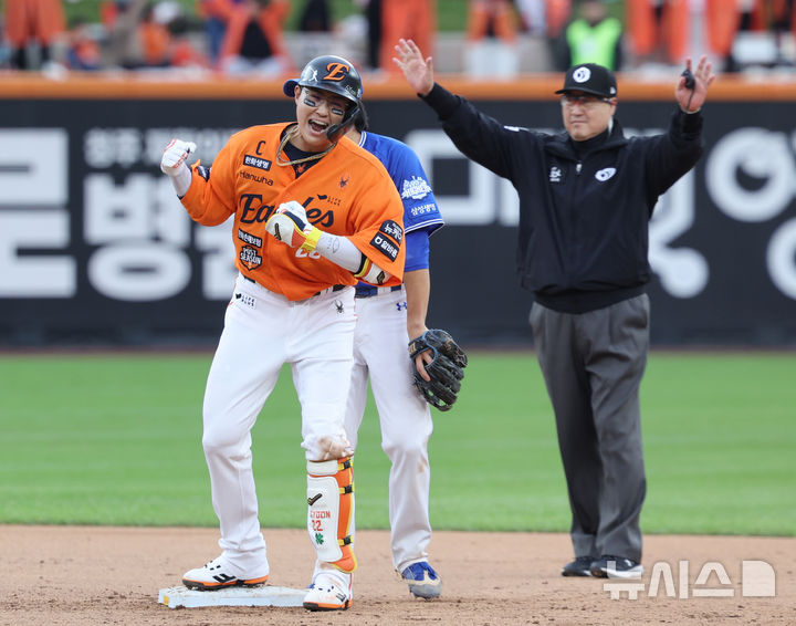 [대전=뉴시스] 김진아 기자 = 18일 대전 중구 한화생명볼파크에서 열린 2025 KBO 포스트시즌 플레이오프 1차전 삼성 라이온즈와 한화 이글스의 경기, 6회말 2사 2,3루 한화 채은성이 재역전 2타점 1루타를 친 뒤 기뻐하고 있다. 2025.10.18. bluesoda@newsis.com