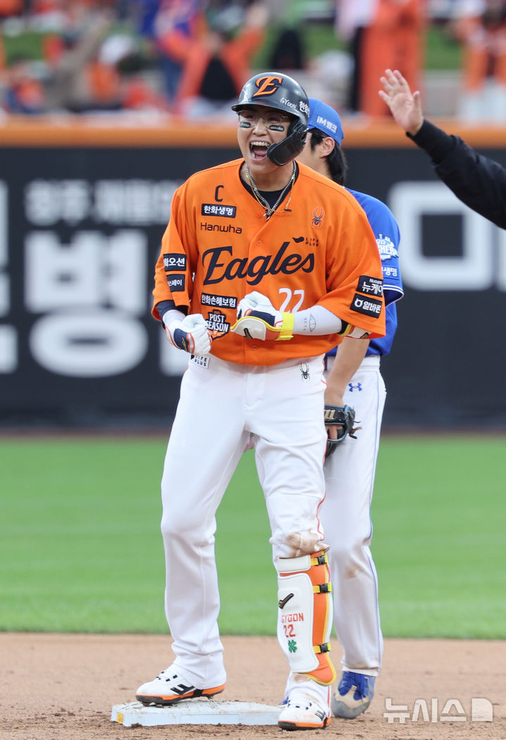 [대전=뉴시스] 김진아 기자 = 18일 대전 중구 한화생명볼파크에서 열린 2025 KBO 포스트시즌 플레이오프 1차전 삼성 라이온즈와 한화 이글스의 경기, 6회말 2사 2,3루 한화 채은성이 역전 2타점 1루타를 친 뒤 기뻐하고 있다. 2025.10.18. bluesoda@newsis.com