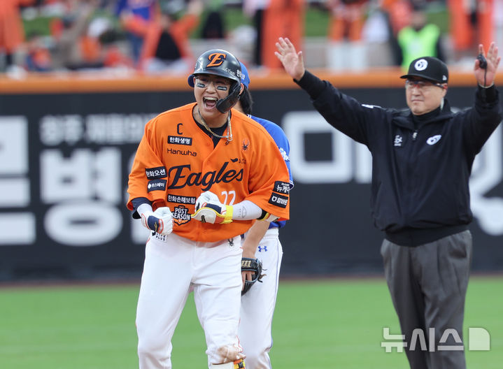 [대전=뉴시스] 김진아 기자 = 18일 대전 중구 한화생명볼파크에서 열린 2025 KBO 포스트시즌 플레이오프 1차전 삼성 라이온즈와 한화 이글스의 경기, 6회말 2사 2,3루 한화 채은성이 재역전 2타점 1루타를 친 뒤 기뻐하고 있다. 2025.10.18. bluesoda@newsis.com