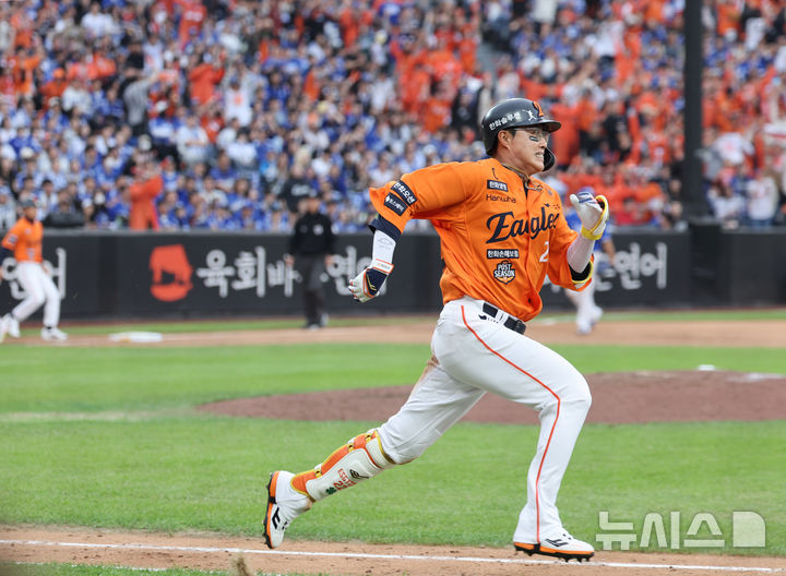 [대전=뉴시스] 김진아 기자 = 18일 대전 중구 한화생명볼파크에서 열린 2025 KBO 포스트시즌 플레이오프 1차전 삼성 라이온즈와 한화 이글스의 경기, 6회말 2사 2,3루 한화 채은성이 역전 2타점 1루타를 친 뒤 진루하고 있다. 2025.10.18. bluesoda@newsis.com