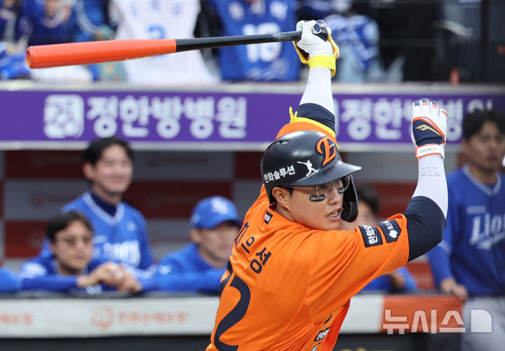 [대전=뉴시스] 김진아 기자 = 18일 대전 중구 한화생명볼파크에서 열린 2025 KBO 포스트시즌 플레이오프 1차전 삼성 라이온즈와 한화 이글스의 경기, 6회말 2사 2,3루 한화 채은성이 역전 2타점 1루타를 치고 있다. 2025.10.18. bluesoda@newsis.com
