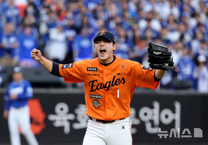 [대전=뉴시스] 김진아 기자 = 18일 대전 중구 한화생명볼파크에서 열린 2025 KBO 포스트시즌 플레이오프 1차전 삼성 라이온즈와 한화 이글스의 경기, 7회초 한화 문동주가 삼성 김지찬을 스트라이크 낫 아웃으로 잡으면서 이닝을 마친 뒤 포효하고 있다. 2025.10.18. bluesoda@newsis.com
