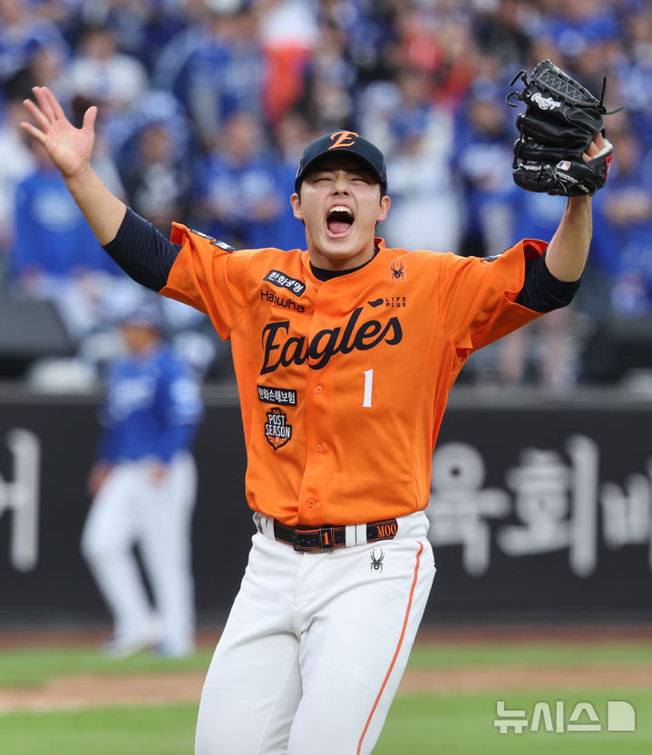 [대전=뉴시스] 김진아 기자 = 18일 대전 중구 한화생명볼파크에서 열린 2025 KBO 포스트시즌 플레이오프 1차전 삼성 라이온즈와 한화 이글스의 경기, 7회초 한화 문동주가 삼성 김지찬을 스트라이크 낫 아웃으로 잡으면서 이닝을 마친 뒤 포효하고 있다. 2025.10.18. bluesoda@newsis.com