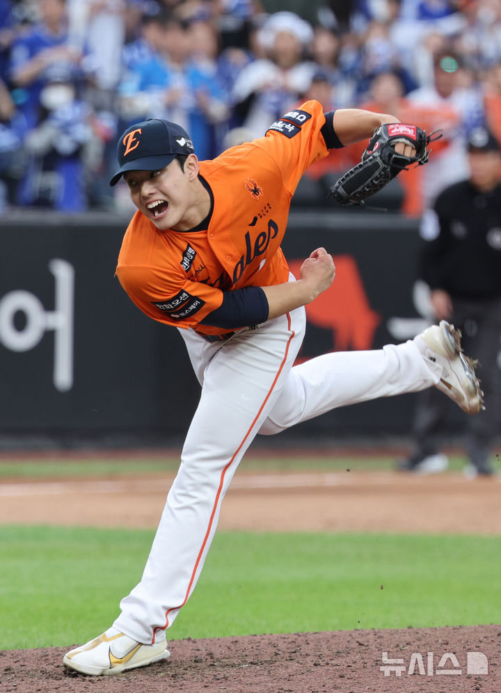 [대전=뉴시스] 김진아 기자 = 18일 대전 중구 한화생명볼파크에서 열린 2025 KBO 포스트시즌 플레이오프 1차전 삼성 라이온즈와 한화 이글스의 경기, 7회초 한화 문동주가 역투하고 있다. 2025.10.18. bluesoda@newsis.com