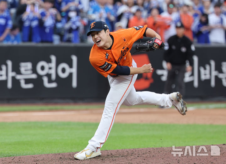 [대전=뉴시스] 김진아 기자 = 18일 대전 중구 한화생명볼파크에서 열린 2025 KBO 포스트시즌 플레이오프 1차전 삼성 라이온즈와 한화 이글스의 경기, 7회초 한화 문동주가 역투하고 있다. 2025.10.18. bluesoda@newsis.com