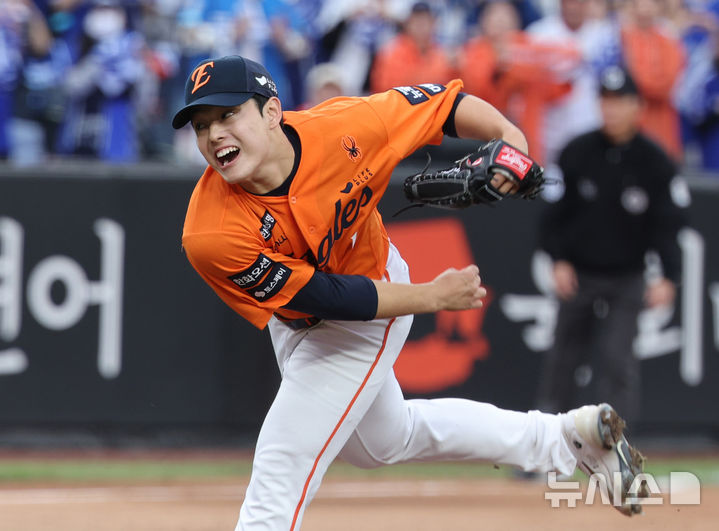 [대전=뉴시스] 김진아 기자 = 18일 대전 중구 한화생명볼파크에서 열린 2025 KBO 포스트시즌 플레이오프 1차전 삼성 라이온즈와 한화 이글스의 경기, 7회초 한화 문동주가 역투하고 있다. 2025.10.18. bluesoda@newsis.com