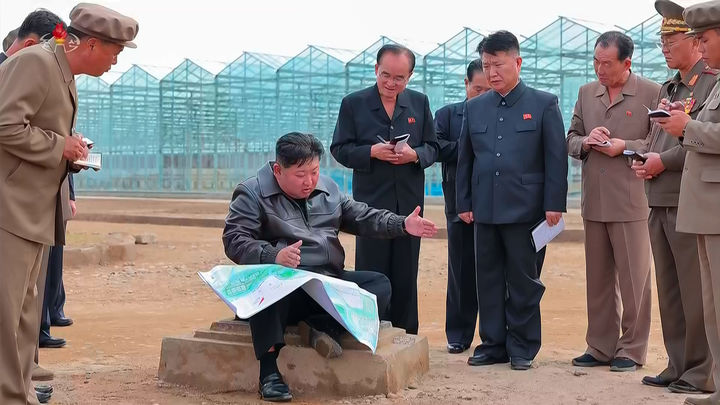 [서울=뉴시스] 북한 조선중앙TV가 김정은 북한 국무위원장이 "17일 마감단계에 들어선 신의주온실종합농장 건설사업을 또다시 현지에서 지도"했다고 10월 18일 보도했다. 2025.11.27. (출처=조선중앙TV 캡쳐) photo@newsis.com *재판매 및 DB 금지