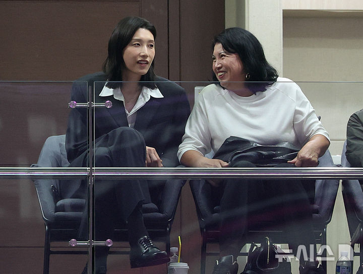 [인천=뉴시스] 이영환 기자 = 김연경이 18일 오후 인천 부평구 삼산월드체육관에서 열린 진에어 2025-2026 V리그 여자부 흥국생명과 정관장의 경기를 관람하고 있다. 경기 종료 후 김연경의 은퇴식이 진행된다. 2025.10.18. 20hwan@newsis.com