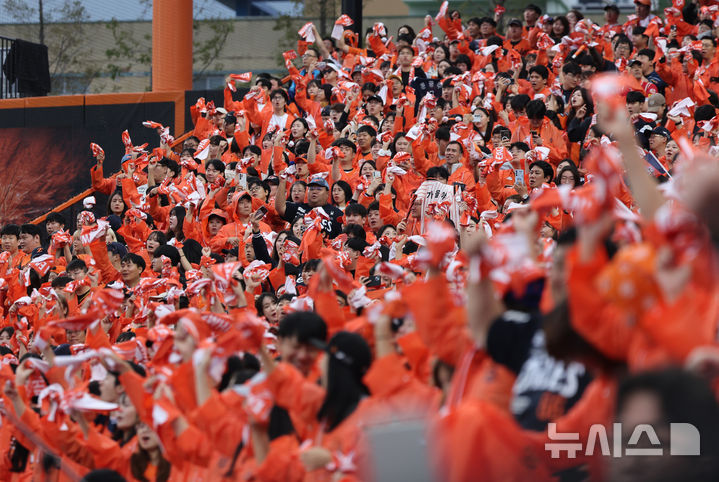 [대전=뉴시스] 김진아 기자 = 18일 대전 중구 한화생명볼파크에서 열린 2025 KBO 포스트시즌 플레이오프 1차전 삼성 라이온즈와 한화 이글스의 경기, 한화 팬들이 응원을 하고 있다. 2025.10.18. bluesoda@newsis.com