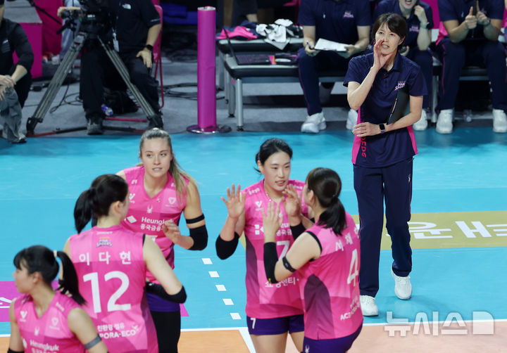 [인천=뉴시스] 이영환 기자 = 18일 오후 인천 부평구 삼산월드체육관에서 열린 진에어 2025-2026 V리그 여자부 흥국생명과 정관장의 경기, 요시하라 토모코 흥국생명 감독이 작전 지시를 하고 있다. 2025.10.18. 20hwan@newsis.com