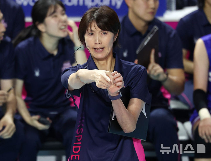 [인천=뉴시스] 이영환 기자 = 18일 오후 인천 부평구 삼산월드체육관에서 열린 진에어 2025-2026 V리그 여자부 흥국생명과 정관장의 경기, 요시하라 토모코 흥국생명 감독이 작전 지시를 하고 있다. 2025.10.18. 20hwan@newsis.com