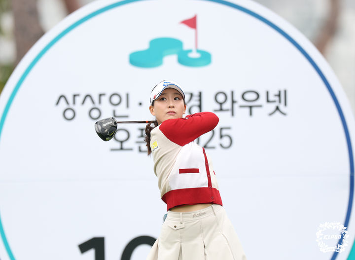 [서울=뉴시스] 이영환 기자 = 18일 경기 양주 레이크우드CC에서 열린 '상상인 · 한경 와우넷 오픈 2025' 3R, 이율린이 10번홀에서 티샷을 하고 있다. (사진=KLPGA 제공) 2025.10.18. photo@newsis.com *재판매 및 DB 금지