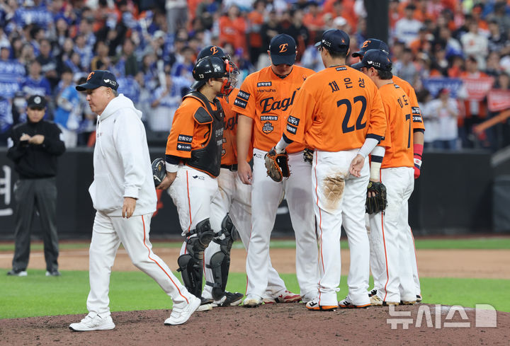 [대전=뉴시스] 김진아 기자 = 18일 대전 중구 한화생명볼파크에서 열린 2025 KBO 포스트시즌 플레이오프 1차전 삼성 라이온즈와 한화 이글스의 경기, 9회초 무사 한화 김서현이 삼성 이재현에게 솔로홈런을 허용하자 김경문 감독 등이 마운드에 올라 이야기를 하고 있다. 2025.10.18. bluesoda@newsis.com