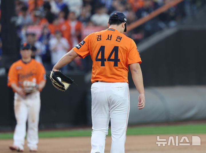 [대전=뉴시스] 김진아 기자 = 18일 대전 중구 한화생명볼파크에서 열린 2025 KBO 포스트시즌 플레이오프 1차전 삼성 라이온즈와 한화 이글스의 경기, 9회초 무사 삼성 이재현에게 솔로홈런을 허용한 한화 김서현이 아쉬워하고 있다. 2025.10.18. bluesoda@newsis.com