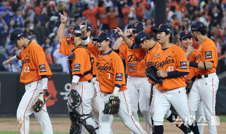 [대전=뉴시스] 김진아 기자 = 18일 대전 중구 한화생명볼파크에서 열린 2025 KBO 포스트시즌 플레이오프 1차전 삼성 라이온즈와 한화 이글스의 경기, 한화가 9-8로 승리하자 선수들이 기뻐하고 있다. 2025.10.18. bluesoda@newsis.com
