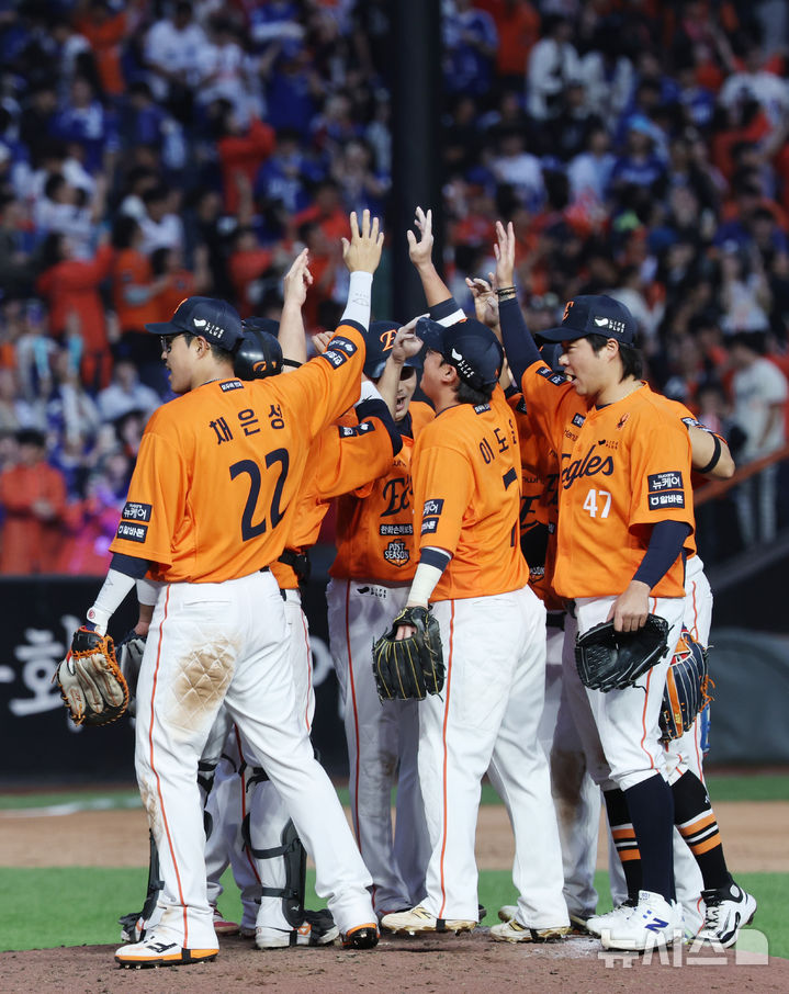 [대전=뉴시스] 김진아 기자 = 18일 대전 중구 한화생명볼파크에서 열린 2025 KBO 포스트시즌 플레이오프 1차전 삼성 라이온즈와 한화 이글스의 경기, 한화가 9-8로 승리하자 선수들이 기뻐하고 있다. 2025.10.18. bluesoda@newsis.com