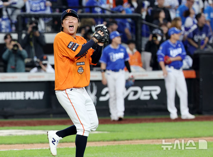 [대전=뉴시스] 김진아 기자 = 18일 대전 중구 한화생명볼파크에서 열린 2025 KBO 포스트시즌 플레이오프 1차전 삼성 라이온즈와 한화 이글스의 경기, 한화가 9-8로 승리하자 김범수가 포효하고 있다. 2025.10.18. bluesoda@newsis.com