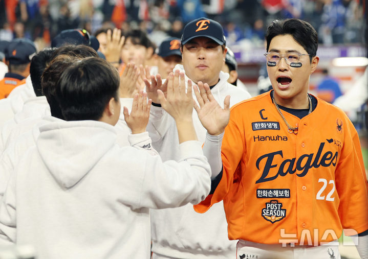 [대전=뉴시스] 김진아 기자 = 18일 대전 중구 한화생명볼파크에서 열린 2025 KBO 포스트시즌 플레이오프 1차전 삼성 라이온즈와 한화 이글스의 경기, 한화가 9-8로 승리하자 채은성 등 선수들이 기뻐하고 있다. 2025.10.18. bluesoda@newsis.com