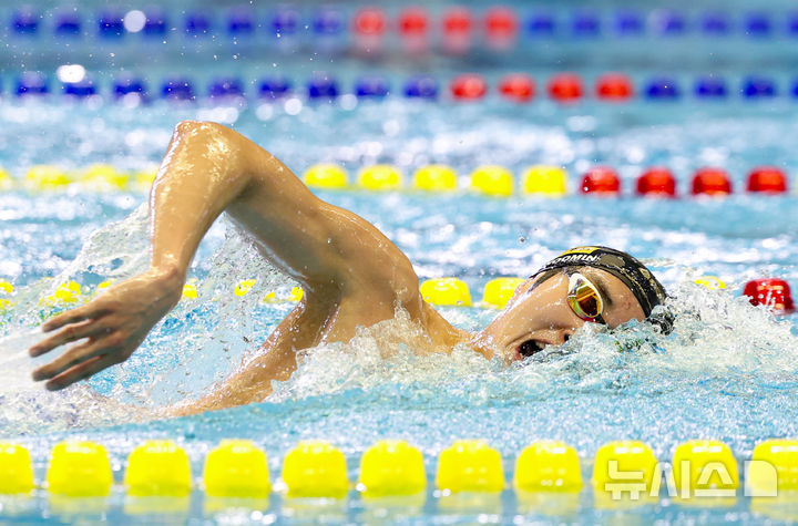 [부산=뉴시스] 황준선 기자 = 김우민(강원도청)이 18일 부산 동래구 부산사직종합운동장 실내수영장에서 열린 제106회 전국체육대회남자 경영 남자 일반부 자유형 1500ｍ 결승전에서 역영하고 있다. 2025.10.18. hwang@newsis.com