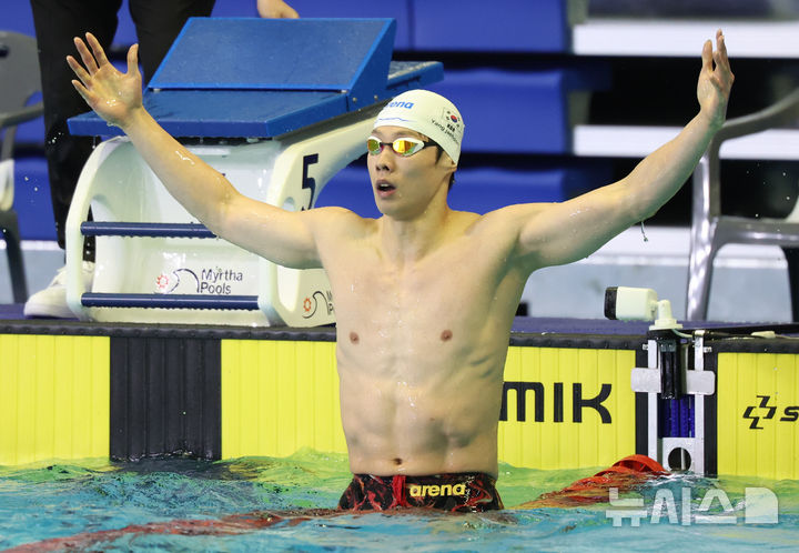 [부산=뉴시스] 황준선 기자 = 양재훈(강원도청)이 18일 부산 동래구 부산사직종합운동장 실내수영장에서 열린 제106회 전국체육대회남자 경영 남자 일반부 접형 50ｍ 결승전에서 1위로 들어온 뒤 기뻐하고 있다. 2025.10.18. hwang@newsis.com