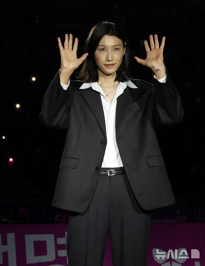[인천=뉴시스] 이영환 기자 = 김연경이 18일 오후 인천 부평구 삼산월드체육관에서 열린 진에어 2025-2026 V리그 여자부 흥국생명과 정관장의 경기 종료 후 진행된 은퇴식에서 팬들에게 인사를 하고 있다. 2025.10.18. 20hwan@newsis.com
