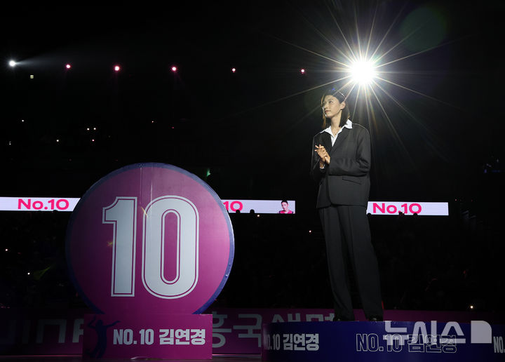 [인천=뉴시스] 이영환 기자 = 김연경이 18일 오후 인천 부평구 삼산월드체육관에서 열린 진에어 2025-2026 V리그 여자부 흥국생명과 정관장의 경기 종료 후 진행된 은퇴식에서 영상을 시청하고 있다. 2025.10.18. 20hwan@newsis.com