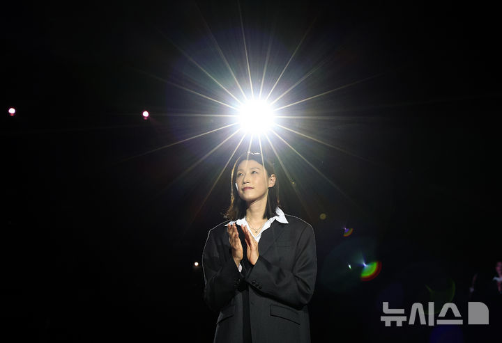 [인천=뉴시스] 이영환 기자 = 김연경이 18일 오후 인천 부평구 삼산월드체육관에서 열린 진에어 2025-2026 V리그 여자부 흥국생명과 정관장의 경기 종료 후 진행된 은퇴식에서 영상을 시청하고 있다. 2025.10.18. 20hwan@newsis.com