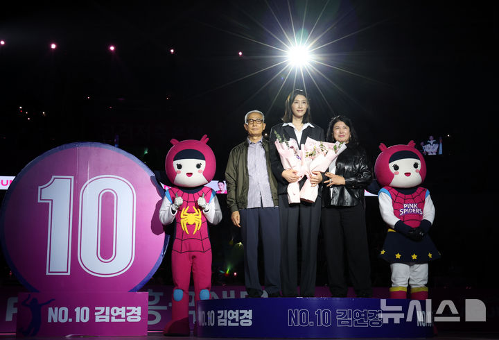 [인천=뉴시스] 이영환 기자 = 김연경이 18일 오후 인천 부평구 삼산월드체육관에서 열린 진에어 2025-2026 V리그 여자부 흥국생명과 정관장의 경기 종료 후 진행된 은퇴식에서 부모님과 기념촬영을 하고 있다. 2025.10.18. 20hwan@newsis.com