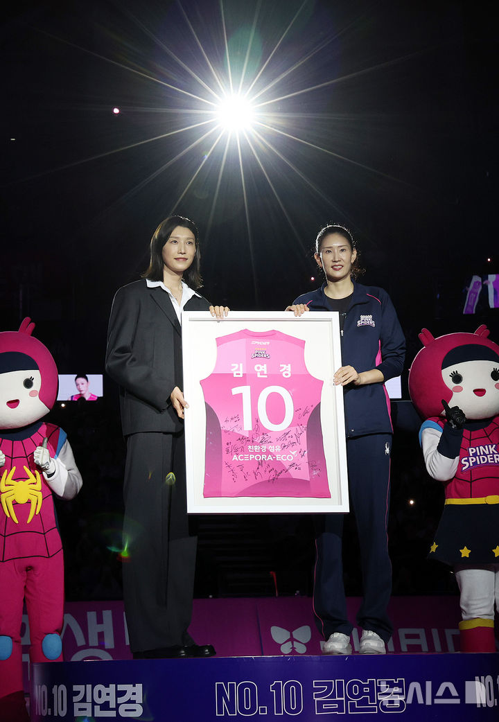 [인천=뉴시스] 이영환 기자 = 김연경이 18일 오후 인천 부평구 삼산월드체육관에서 열린 진에어 2025-2026 V리그 여자부 흥국생명과 정관장의 경기 종료 후 진행된 은퇴식에서 흥국생명 주장 김수지와 유니폼을 들고 기념촬영을 하고 있다. 2025.10.18. 20hwan@newsis.com
