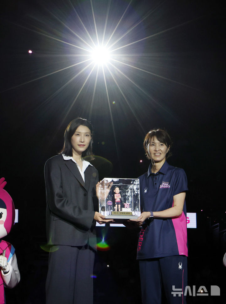 [인천=뉴시스] 이영환 기자 = 김연경이 18일 오후 인천 부평구 삼산월드체육관에서 열린 진에어 2025-2026 V리그 여자부 흥국생명과 정관장의 경기 종료 후 진행된 은퇴식에서 흥국생명 요시하라 토모코 감독과 피규어를 들고 기념촬영을 하고 있다. 2025.10.18. 20hwan@newsis.com