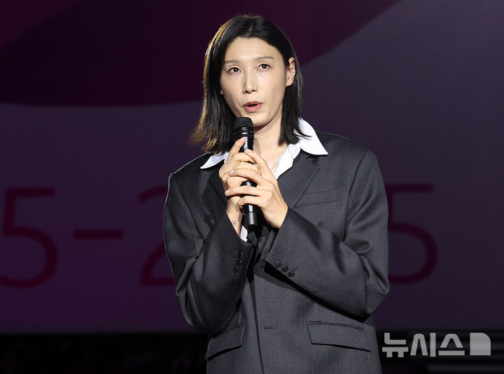 [인천=뉴시스] 이영환 기자 = 김연경이 18일 오후 인천 부평구 삼산월드체육관에서 열린 진에어 2025-2026 V리그 여자부 흥국생명과 정관장의 경기 종료 후 진행된 은퇴식에서 소감을 전하고 있다. 2025.10.18. 20hwan@newsis.com
