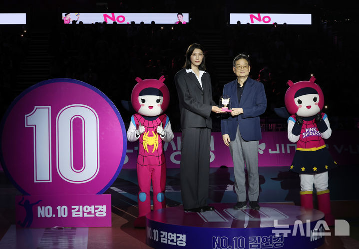 [인천=뉴시스] 이영환 기자 = 김연경이 18일 오후 인천 부평구 삼산월드체육관에서 열린 진에어 2025-2026 V리그 여자부 흥국생명과 정관장의 경기 종료 후 진행된 은퇴식에서 김대현 구단주에게 우승반지를 받고 있다. 2025.10.18. 20hwan@newsis.com