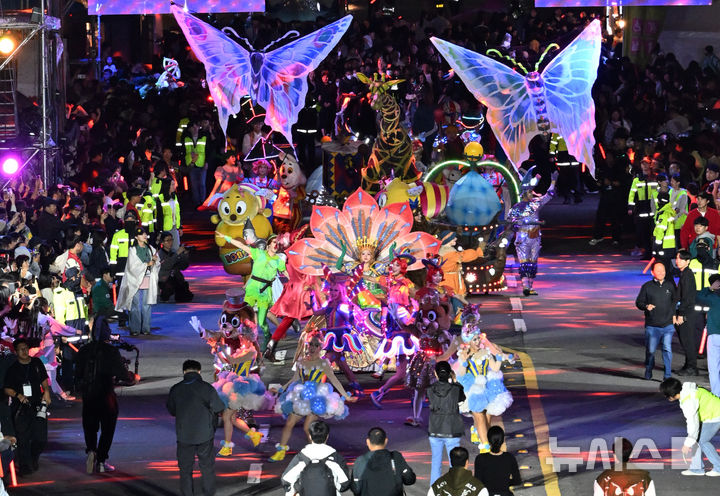 [광주=뉴시스] 이영주 기자 = 18일 오후 광주 동구 금남로에서 열린 제22회 광주 추억의 충장축제 행진의날 행사, 롯데월드 퍼레이드팀이 공연하고 있다. 2025.10.18. leeyj2578@newsis.com