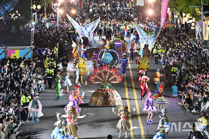 [광주=뉴시스] 18일 오후 광주 동구 금남로에서 열린 제22회 광주 추억의 충장축제 행진의날 행사, 롯데월드 퍼레이드팀이 공연하고 있다. 2025.10.18. leeyj2578@newsis.com