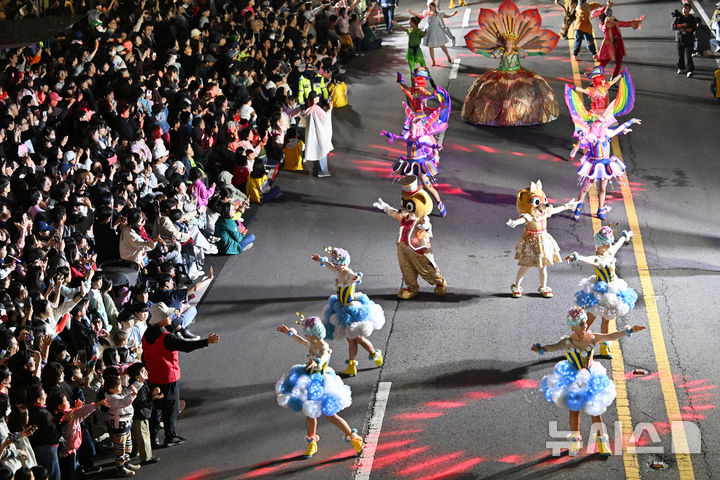 [광주=뉴시스] 이영주 기자 = 18일 오후 광주 동구 금남로에서 열린 제22회 광주 추억의 충장축제 행진의날 행사, 롯데월드 퍼레이드팀이 공연하고 있다. 2025.10.18. leeyj2578@newsis.com