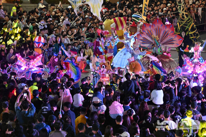 [광주=뉴시스] 이영주 기자 = 18일 오후 광주 동구 금남로에서 열린 제22회 광주 추억의 충장축제 행진의날 행사, 롯데월드 퍼레이드팀이 공연하고 있다. 2025.10.18. leeyj2578@newsis.com