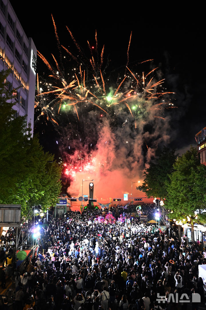 [광주=뉴시스] 이영주 기자 = 18일 오후 광주 동구 금남로에서 열린 제22회 광주 추억의 충장축제 행진의날 행사, 롯데월드 퍼레이드 팀의 공연의 대미를 장식하는 폭죽이 터지고 있다. 2025.10.18. leeyj2578@newsis.com