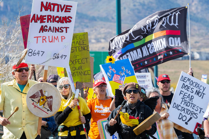 [콜로라도스프링스=AP/뉴시스] 지난 해 10월 18일 미 콜로라도주 콜로라도스프링스에서 도널드 트럼프 대통령에 반대하는 ‘노 킹스'(No Kings, 왕은 없다) 시위대가 행진하고 있다. 3월 28일 주말에도 미국 전국과 유럽 여러 나라에서 트럼프 정부의 국정 운영에 반대하는 노 킹스 시위가 세번 째로 열렸다. 2026.03.29.