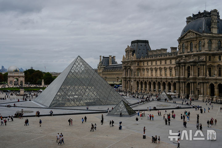 [AP/뉴시스] 지난 8월 말 루브르 박물관 인근 모습 