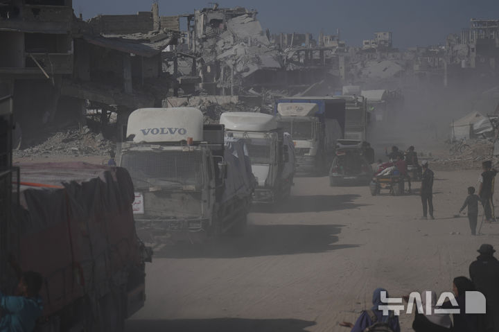 [가자시티=AP/뉴시스] 19일(현지 시간) 가자지구 남부 칸유니스에서 세계식량계획(WFP)의 구호물자를 실은 트럭들이 이동하고 있다. 2025.10.20. 