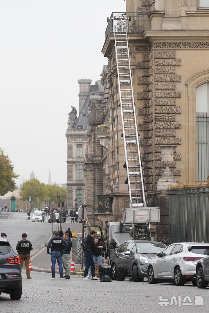[AP/뉴시스] 19일 오전 9시반 파리 루브르 박물관의 아폴로 갤러리에서 보석을 훔쳐달아난 절도단이 사용한 사다리&nbsp; 
