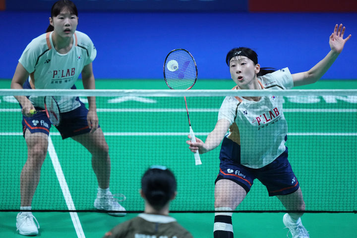 [오덴세=AP/뉴시스] 2025 세계배드민턴연맹(BWF) 월드 투어 슈퍼 750 덴마크오픈에서 우승한 백하나(왼쪽)-이소희 조. 2025.10.19.