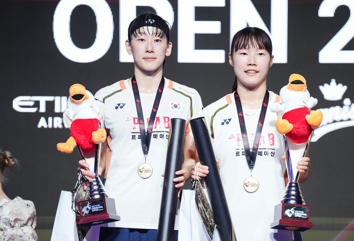 [오덴세=AP/뉴시스] 2025 세계배드민턴연맹(BWF) 월드 투어 슈퍼 750 덴마크오픈에서 우승한 백하나(오른쪽)-이소희 조. 2025.10.19.