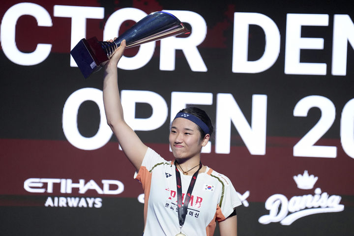 [오덴세=AP/뉴시스] 안세영(1위)이 19일(현지 시간) 덴마크 오덴세 유스케방크아레나에서 열린 2025 세계배드민턴연맹(BWF) 월드 투어 슈퍼750 덴마크오픈 여자 단식 정상에 올라 트로피를 들고 포즈를 취하고 있다. 안세영은 결승에서 왕즈이(2위·중국)를 2-0(21-5 24-22)으로 꺾고 올 시즌 8번째 우승을 차지했다. 2025.10.20.