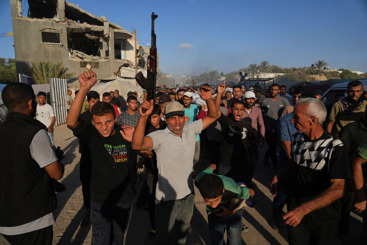 [데이르알발라=AP/뉴시스]지난 19일(현지 시간) 가자지구 데이르알발라에서 팔레스타인 주민들이 이스라엘군 공격으로 숨진 이의 시신을 운구하고 있다. 2025.10.21.