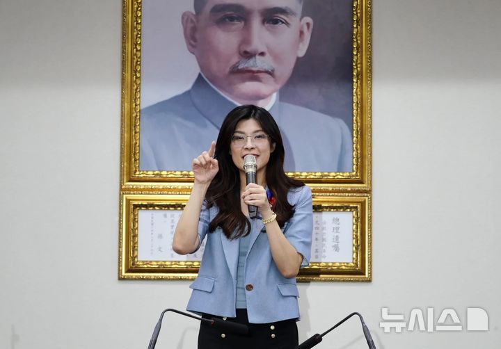 [타이베이=AP/뉴시스]대만 제1야당 국민당의 신임 당수로 정리원(鄭麗文) 전 입법위원(국회의원)이 18일(현지 시간) 선출됐다. 2025.10.19.